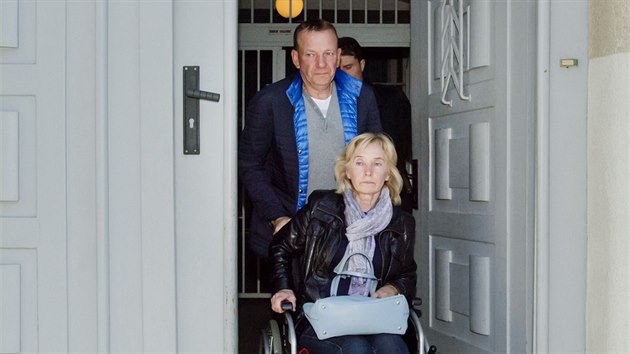 Pražský městský soud odročil jednání ve vazební věznici na Pankráci o přípustnosti vydání údajného ruského hackera Jevgenije Nikulina do USA či Ruska. Na snímku Nikulinovi rodiče opouštějí věznici. (11. května 2017)