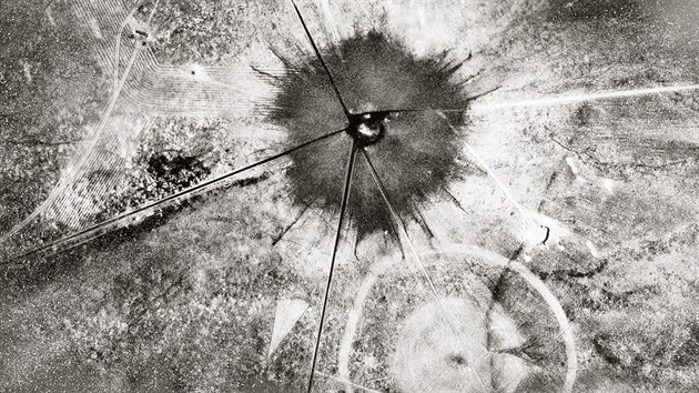 TRINITY. Leteck pohled na nsledky prvnho testovacho jadernho vbuchu u msteka Carrizozo v Novm Mexiku. (16. ervence 1945)