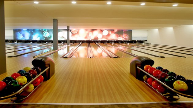 V brněnském Juliánově v pondělí otevře největší bowlingová hala v Česku. Okolo 20 drah je místo pro zhruba stovku lidí na sedačkách i židličkách. Hernu postavil podnikatel Vlastimil Chládek.