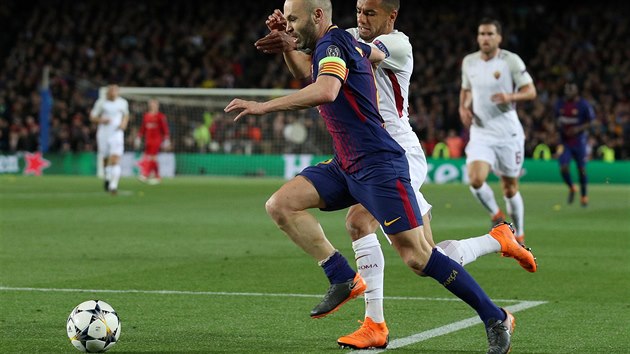 Barcelonsk kapitn Anders Iniesta unik Bruno Persovi z AS Řm ve čtvrtfinle Ligy mistrů.