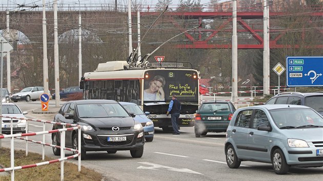 Ve spodn sti Okrun ulice krtce po uzaven mostu na chvli pibrzdil provoz trolejbus, kter vypadl z trolej.