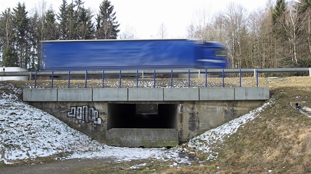 Pvodn ml podchod na 111. km umonit idim dostat se k nov benzinov stanici na druh stran v obci Pvov.