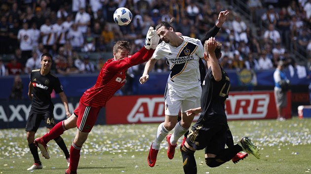 Zlatan Ibrahimovic stl vtzn gl Los Angeles Galaxy v derby proti LAFC.