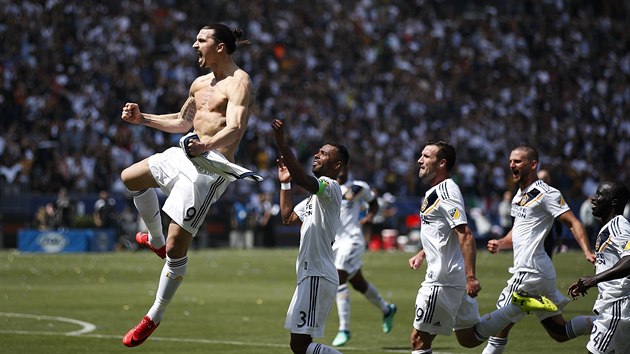 Zlatan Ibrahimovic slav vtzn gl Los Angeles Galaxy v derby proti LAFC.