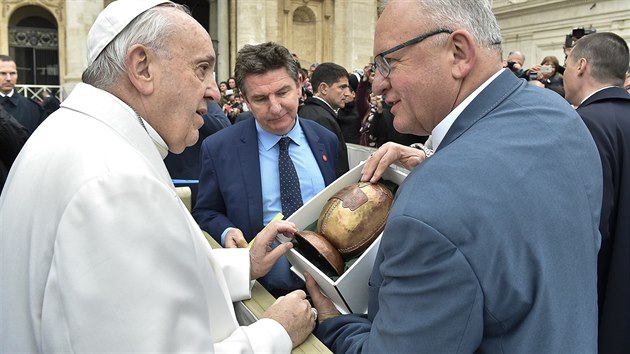 Zstupci Plzeskho Prazdroje pedali drek papei Frantikovi pi generln audienci na Svatopetrskm nmst ve Vatiknu. (4. dubna 2018)