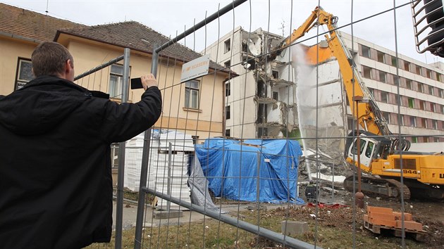 Budova tebsk nemocnice, ve kter chirurgov a ortopedi od plky 80. let lili sv pacienty, bude bhem dubna srovnna se zem.