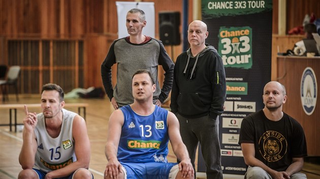 Reprezentan treni Zbynk Choleva (vlevo nahoe) a Michal Kruk na turnaji esk Tour v basketbalu 3x3 v Lounech. S slem 13 len stbrnho tmu Ctirad Klimnek.