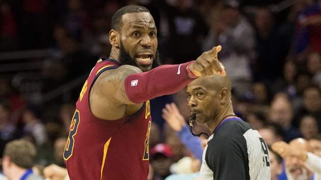 LeBron James z Clevelandu se zlob, nesouhlas s vrokem rozhodho Toma Washingtona.