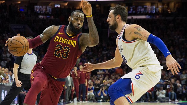 LeBron James (vlevo) z Clevelandu unik Marku Belinellimu z Philadelphie.