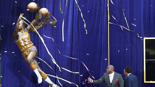 Magic Johnson pomh s odhalenm sochy pro Elgina Baylora, hvzdy Minneapolis Lakers a Los Angeles Lakers.