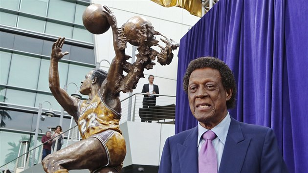 Elgin Baylor, hvzda Minneapolis Lakers a Los Angeles Lakers, pzuje u sv sochy u Staples Center.