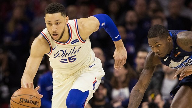 Ben Simmons (v blm) z Philadelphie uonik Dorianu Finney-Smithovi z Dallasu.