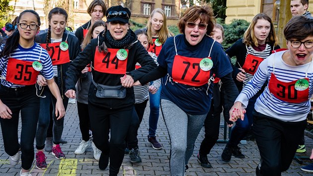 Hradeck gymnzium uspodalo nadan bh na podporu vzkumu lby ndorovch onemocnn (6.4.2018).