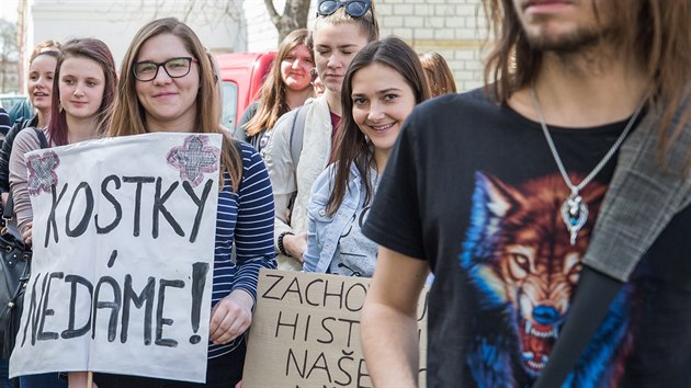 Studenti demonstrovali za opravu uniktnho historickho chodnku v Hradci Krlov (9.4.2018).