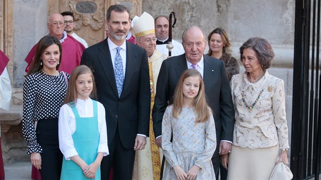 panlsk krlovna Letizia, krl Felipe VI., jejich dcery princezny Sofia a Leonor, bval krl Juan Carlos a krlovna Sofia (Mallorca, 1. dubna 2018)