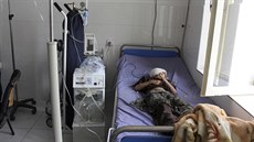 Afghánští lékaři ošetřují lidi zraněné při útoku na madrasu v provincii Kundúz... Afghánští lékaři ošetřují lidi zraněné při útoku na madrasu v provincii Kundúz...