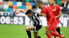 Stype Perica (vlevo) z Udine bojuje o míč s Vitorem Hugem z Fiorentiny. Stype Perica (vlevo) z Udine bojuje o míč s Vitorem Hugem z Fiorentiny.