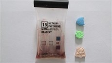 Celníci našli na poště v Chebu drogy za bezmála milion korun. Celníci našli na poště v Chebu drogy za bezmála milion korun.