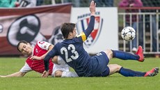 Jaroslav Svozil z Opavy (s číslem 23) reklamuje faul. Jaroslav Svozil z Opavy (s číslem 23) reklamuje faul.