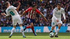 Koke z Atlética Madrid (uprosted) útoí skrze Toniho Kroose (vlevo) a Matea...