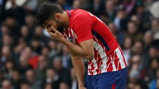 Diego Costa z Atlética Madrid se po bolestivém souboji drí za ústa.