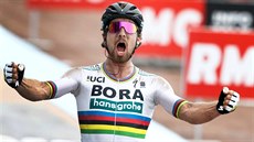 Slovenský cyklista Peter Sagan slaví vítězství v závodě Paříž-Roubaix. Slovenský cyklista Peter Sagan slaví vítězství v závodě Paříž-Roubaix.