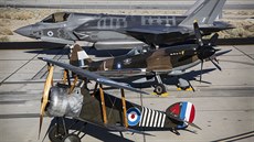 F-35B Lightning II, Spitfire Mk.XIV a replika Sopwith Camel