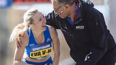 Eva Vrabcová-Nývltová (vlevo) v cíli pražského půlmaratonu. Eva Vrabcová-Nývltová (vlevo) v cíli pražského půlmaratonu.