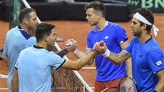 etí tenisté Jií Veselý (vpravo) a Adam Pavlásek se po vítzné daviscupové...
