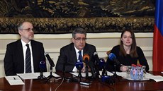 Ruský velvyslanec v České republice Alexandr Zmejevskij (uprostřed) se vyjádřil... Ruský velvyslanec v České republice Alexandr Zmejevskij (uprostřed) se vyjádřil...