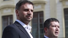 Lídři ČSSD Jan Hamáček a Jiří Zimola (v popředí) se na Hradě sešli s... Lídři ČSSD Jan Hamáček a Jiří Zimola (v popředí) se na Hradě sešli s...