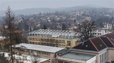 Třídy budou na střeše budovy, kde je jídelna. Třídy budou na střeše budovy, kde je jídelna.