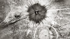 TRINITY. Letecký pohled na následky prvního testovacího jaderného výbuchu u...