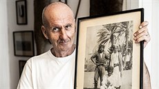 Adolf Parlesák mladší se snímkem svého otce. Stejnojmenný cestovatel stojí s... Adolf Parlesák mladší se snímkem svého otce. Stejnojmenný cestovatel stojí s...
