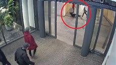 Dvaadvacetiletý mladík bezdůvodně kopl muže do hlavy Dvaadvacetiletý mladík bezdůvodně kopl muže do hlavy