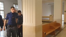 Muže obžalovaného z brutální vraždy na ubytovně přivádějí k soudu Muže obžalovaného z brutální vraždy na ubytovně přivádějí k soudu