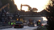 Po bourání mostů se na D1 jezdí oběma směry Po bourání mostů se na D1 jezdí oběma směry