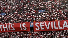 Fanoušci Sevilly před čtvrtfinálovým utkáním fotbalové Ligy mistrů proti... Fanoušci Sevilly před čtvrtfinálovým utkáním fotbalové Ligy mistrů proti...