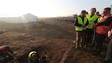 Část ministrů navštívila místo záchranného archeologického výzkumu v trase D11... Část ministrů navštívila místo záchranného archeologického výzkumu v trase D11...