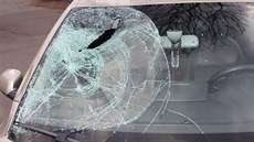 Čelní sklo Škody Octavia po střetu s mužem na kolečkových bruslích v Karviné.... Čelní sklo Škody Octavia po střetu s mužem na kolečkových bruslích v Karviné....
