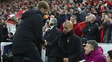 Rozjařený liverpoolský trenér Jürgen Klopp (vlevo)před úvodním... Rozjařený liverpoolský trenér Jürgen Klopp (vlevo)před úvodním...