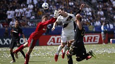 Zlatan Ibrahimovic stílí vítzný gól Los Angeles Galaxy v derby proti LAFC.