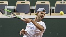 Jiří Veselý při tréninku před zápasem Davis Cupu proti Izraeli. Jiří Veselý při tréninku před zápasem Davis Cupu proti Izraeli.