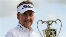 Anglický golfista Ian Poulter s trofejí pro vítěze turnaje v Houstonu. Anglický golfista Ian Poulter s trofejí pro vítěze turnaje v Houstonu.