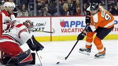 Jakub Voráček z Philadelphie v šanci před brankářem Scottem Darlingem z... Jakub Voráček z Philadelphie v šanci před brankářem Scottem Darlingem z...