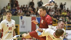 Český házenkář Tomáš Babák se probíjí polskou obranou. Český házenkář Tomáš Babák se probíjí polskou obranou.