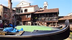 Historická loděnice San Trovaso, na kterou se lze podívat přes kanál. Vede ji... Historická loděnice San Trovaso, na kterou se lze podívat přes kanál. Vede ji...