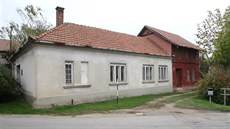 Pohled na Bezručův bílý a červený domek v Kostelci na Hané. Pohled na Bezručův bílý a červený domek v Kostelci na Hané.