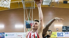 Radek Nečas (vlevo) z Pardubic zakončuje na koš Nymburka, neubránil ho Eugene... Radek Nečas (vlevo) z Pardubic zakončuje na koš Nymburka, neubránil ho Eugene...