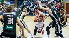Pardubický rozehrávač Viktor Půlpán se i s míčem vrhá do nymburské obrany. Pardubický rozehrávač Viktor Půlpán se i s míčem vrhá do nymburské obrany.